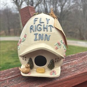 FLY RIGHT INN HAND PAINTED POTTERY BIRDHOUSE KITSCH GARDEN DECOR  FREE SHIPPING